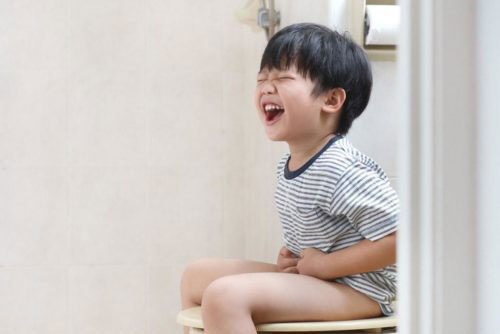 Sai lầm của mẹ khiến trẻ bị táo bón nặng