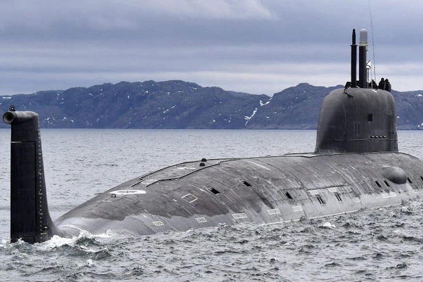 Tàu ngầm hạt nhân Kazan trên đường trở về căn cứ Severomorsk hôm 1/6/2021. Ảnh: Getty Images