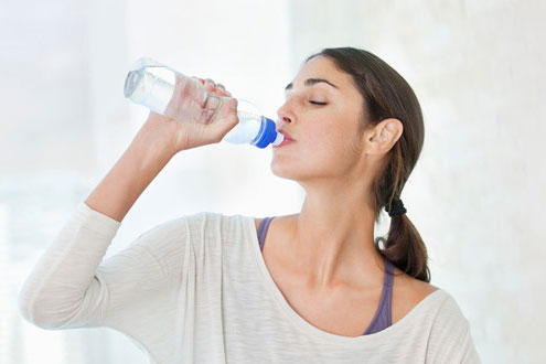 Uống nước sai cách khiến bạn bị hỏng thận