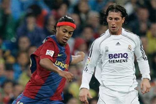 Ronaldinho châm chọc Ramos nhưng bị đáp trả đau đớn