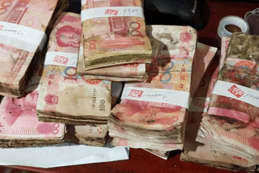 Để quên hơn nửa tỉ trong nhà xe cả tháng mới nhớ ra, khi quay lại lấy, chàng trai muốn khóc vì cảnh tượng này