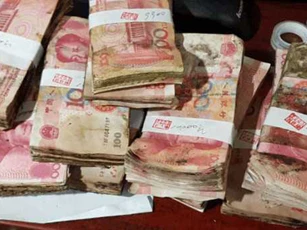 Để quên hơn nửa tỉ trong nhà xe cả tháng mới nhớ ra, khi quay lại lấy, chàng trai muốn khóc vì cảnh tượng này