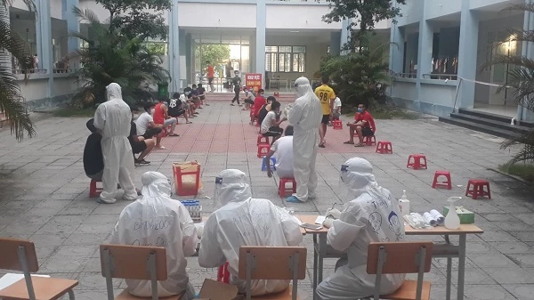 Một ngày làm việc của các y, bác sĩ trong khu cách ly tại Ký túc xá Đại học Nông - Lâm Bắc Giang.