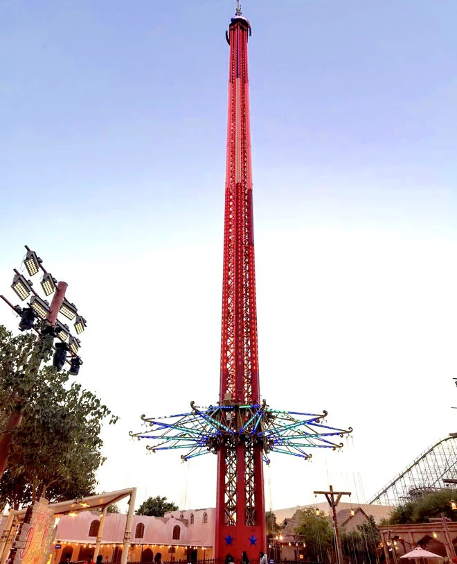 Đu quay Bollywood Skyflyer ở Dubai cao 140 m (tương đương Kim tự tháp Giza tại Ai Cập), đem tới trải nghiệm mới cho người ưa thích mạo hiểm. Công trình thuộc công viên giải trí Bollywood, nơi đây gồm tổ hợp các trò chơi kèm dịch vụ lưu trú, nghỉ dưỡng, ăn uống. Ảnh: Zeeshanahmed99.