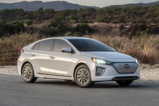 2. Hyundai Ioniq 2021 (giá khởi điểm: 24.405 USD).