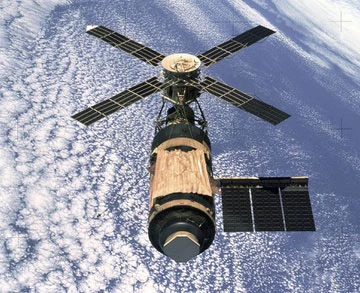 Trạm vũ trụ Skylab do lượt phi hành đoàn cuối cùng chụp ảnh trước khi vỡ vụn vào ngày 11/7/1979. Ảnh: NASA. Trạm vũ trụ Skylab do lượt phi hành đoàn cuối cùng chụp ảnh trước khi vỡ vụn vào ngày 11/7/1979. Ảnh: NASA.