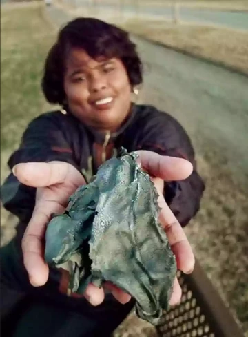 Lottie Williams giơ cao một mảnh vỡ rơi trúng vai mình từ tên lửa U.S. Delta II vào năm 1997. Ảnh: Tulsa World. Lottie Williams giơ cao một mảnh vỡ rơi trúng vai mình từ tên lửa U.S. Delta II vào năm 1997. Ảnh: Tulsa World.