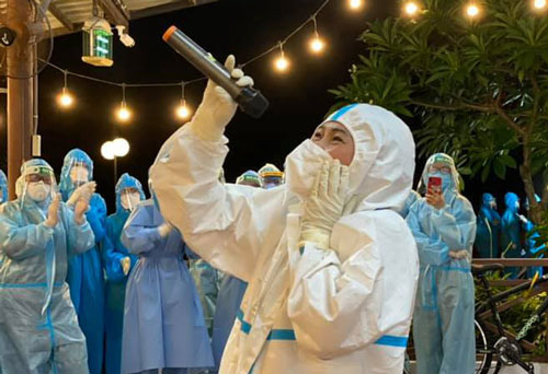 Khoảnh khắc xúc động: Phương Thanh cất cao giọng hát tặng các y bác sĩ tại khu xét nghiệm Covid-19