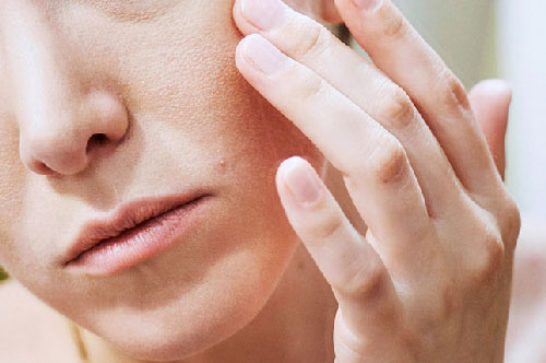 Cách để da không bị nổi mụn trong ngày hè