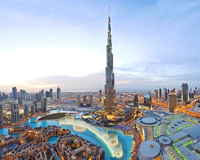 Dubai có một ngành du lịch phát triển mạnh mẽ, nổi tiếng với những tòa nhà chọc trời và kiến ​​trúc ngoạn mục. Đây chính là nơi sở hữu tòa nhà chọc trời cao nhất thế giới Burj Khalifa, công trình được khánh thành vào năm 2010. Chiều cao của toà nhà tính đến đỉnh ngọn tháp là 828 m. Tòa nhà đại diện cho sự thịnh vượng, tiên phong và giàu có của Dubai nói riêng và UAE nói chung Ảnh: Pinterest.