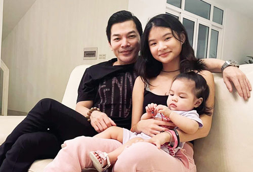 Đúng Ngày của Cha, Trần Bảo Sơn lần đầu tung ảnh con gái lớn và em gái cùng cha khác mẹ, chỉ 1 cử chỉ đã rõ thái độ ái nữ
