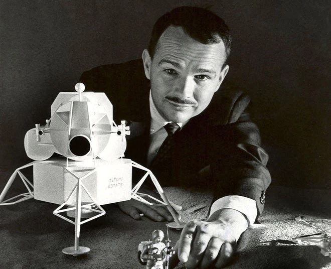 Eugene Shoemaker tên đầy đủ là Eugene Merle Shoemaker (28/04/1928 - 18/07/1997). Ông là nhà địa chất học người Mỹ, người sáng lập ngành hành tinh học. Với những đóng góp vĩ đại cho ngành thiên văn, sau khi qua đời, nhà khoa học Eugene Shoemaker được an táng trên Mặt Trăng.