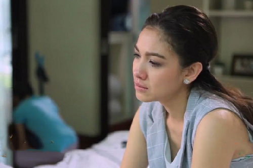 Chồng ngày nào cũng hầm gà thuốc bắc cho ăn, tôi sốc nặng phát hiện kế hoạch dơ bẩn của anh sau 1 cú điện thoại