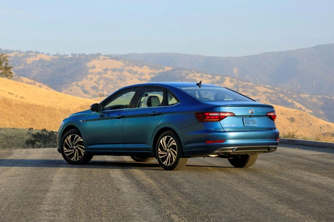 9. Volkswagen Jetta 2021 (giá khởi điểm: 19.990 USD).