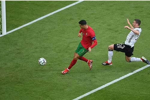 Ronaldo đã có 19 bàn ở EURO và World Cup.