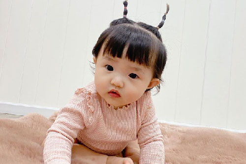 Đông Nhi lại "bày trò" với con gái Winnie, nhìn hai chiếc sừng trên đầu cô bé mà bật cười