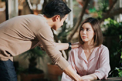 Mở két sắt đột nhiên thấy mấy cục tiền cùng 1 chiếc phong bì, vợ bàng hoàng với nội dung ngắn gọn bên trong là nét chữ của chồng