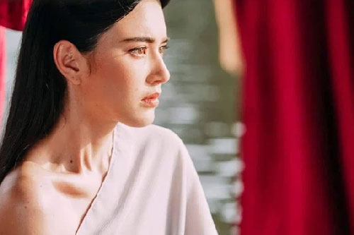 Anh trai hơn 40 tuổi dẫn bạn gái về ra mắt, tôi chưa kịp mừng đã hốt hoảng khi thấy mặt chị dâu tương lai