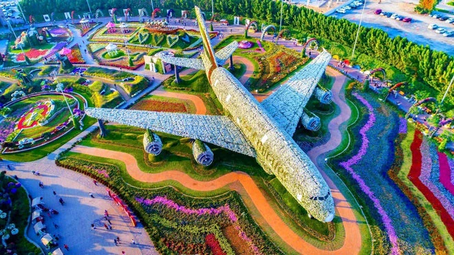 Với diện tích lên tới 72.000 m2 cùng gần 50 triệu bông hoa, Dubai Miracle Garden là một điểm dừng chân đầy màu sắc mà khách du lịch không thể bỏ qua khi tới Dubai. Vườn hoa khổng lồ này được khánh thành vào 14/2/2013. Nơi đây còn sở hữu nhiều tác phẩm tạo hình, điêu khắc độc đáo được làm bằng hoa. Ảnh: Gambar Bunga HD.