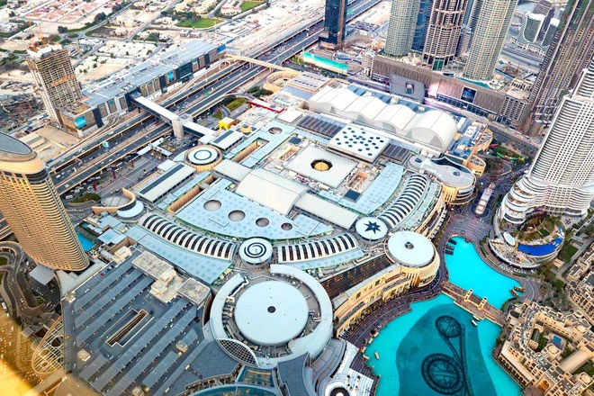 Với tổng diện tích mặt bằng hơn 548.000 m2, Dubai Mall đạt kỷ lục là trung tâm mua sắm lớn nhất thế giới. Ngoài hơn 1.200 cửa hàng bán lẻ, Dubai Mall còn có rạp chiếu phim với 22 màn hình, sân trượt băng tiêu chuẩn Olympic và bể sinh vật biển sống động. Candylicious, một cửa hàng kẹo ngọt lớn bậc nhất thế giới (rộng hơn 900 m2) cũng nằm tại trung tâm thương mại nổi tiếng này. Nơi đây có những cây kẹo chocolate và cacao cao hơn 10 m. Ảnh: Chris Whiteoak/The National.