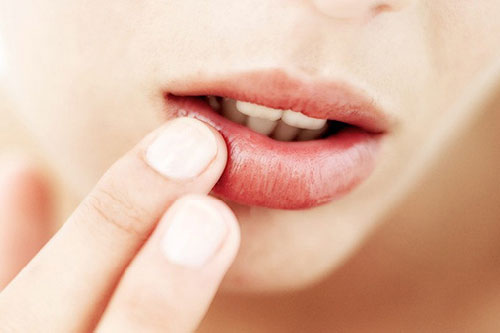 Cứ thế này bảo sao môi bạn không xấu thậm tệ