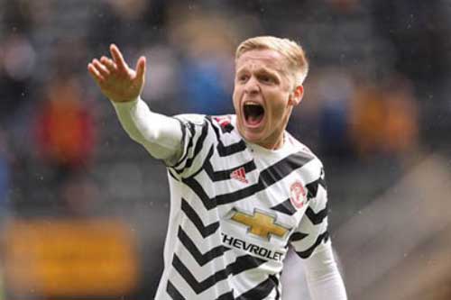 Man United khó mua Pau Torres, chấp nhận lỗ bán Van de Beek