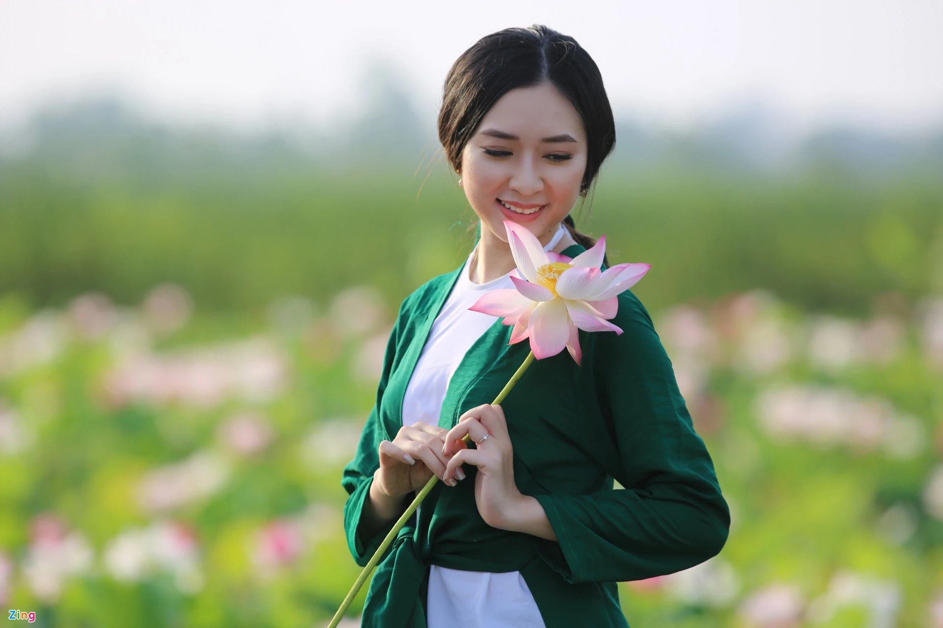 Trong bộ trang phục truyền thống, chị Tạ Huyền Trang nổi bật giữa đầm sen.