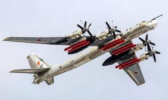Máy bay ném bom Tu-95 với 8 tên lửa Kh-101/2.