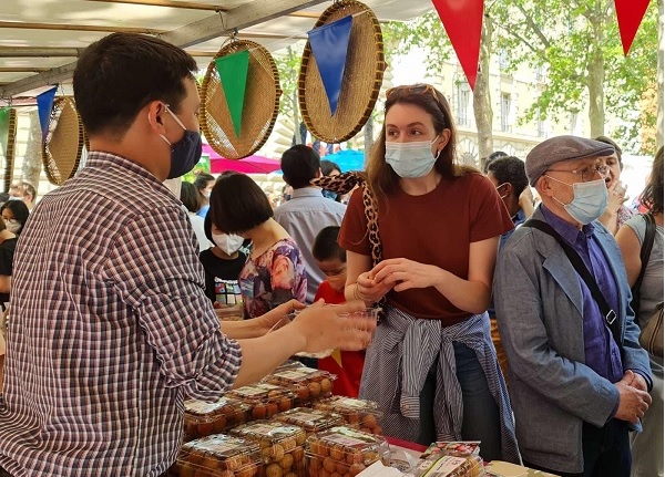Người tiêu dùng Pháp khen vải thiều Việt Nam "ngon hơn hẳn" vải Madagascar