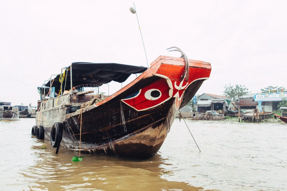 Khi đến các chợ nổi vùng Tây Nam Bộ, du khách sẽ thấy nhiều cây bẹo độc đáo, treo lủng lẳng các sản vật địa phương, như cách "chào hàng" tạo ấn tượng với người mua. Cây bẹo thực chất là cây sào chống ngay trước mũi thuyền, ghe, với cách thức mua bán "treo gì bán nấy". Ảnh: Nguyễn Ngọc Hùng.