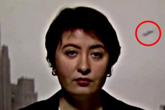 Vật thể lạ vô tình xuất hiện trên TV khiến dư luận choáng váng: Người ngoài hành tinh đã tìm thấy chúng ta?