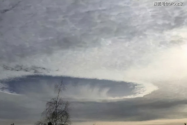 Bầu trời Ả Rập bỗng xuất hiện một "hố khổng lồ": Những đám mây biến mất không thể giải thích được - Người ngoài hành tinh xuất hiện?