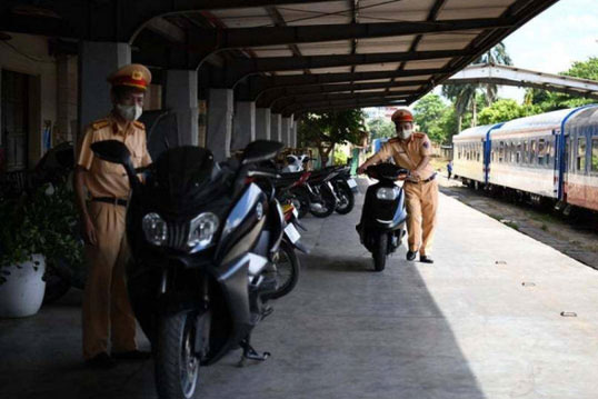 Bắt giữ 2 xe mô tô "lậu" trị giá gần nửa tỷ đồng vận chuyển trên tàu hỏa