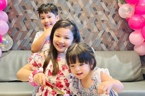 3 con của Jennifer Phạm chụp hình chung khiến ai cũng xuýt xoa