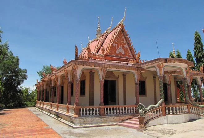 Chùa Xà Xía ở thành phố Hà Tiên được xây dựng theo kiến trúc độc đáo của người dân tộc Khmer ở Nam bộ. Không chỉ là nơi tổ chức các lễ hội theo phong tục tập quán của người Khmer, trung tâm sinh hoạt văn hóa của bà con dân tộc Khmer ở địa phương, chùa Xà Xía còn là một trong những danh lam thắng cảnh của vùng đất Nam Bộ này.