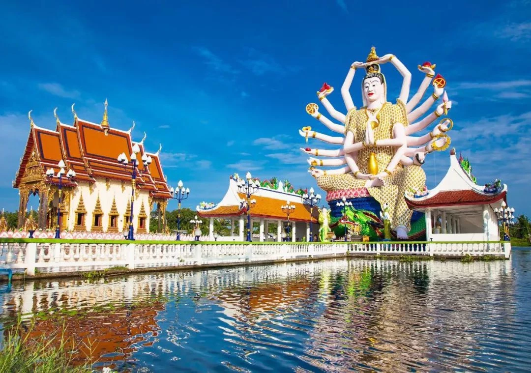 Wat Plai Laem, Koh Samui, Surat Thani, Thái Lan: Nằm trên hòn đảo du lịch Koh Samui ở Thái Lan, Wat Plai Laem là ngôi đền thờ Phật Bà Quan Âm. Hình ảnh nổi tiếng của ngôi đền là pho tượng Quan Âm cao 20 m màu trắng, có 18 cánh tay, tọa lạc tại trung tâm sân đền. Không giống nhiều nơi thờ tự Phật giáo khác, Wat Plai Laem là ngôi chùa hiện đại. Tuy nhiên, các kỹ thuật được sử dụng để xây dựng ngôi đền đã có từ nhiều thế kỷ trước và dựa trên những tín ngưỡng cổ xưa. Ảnh: Aleksandr Todorovic.