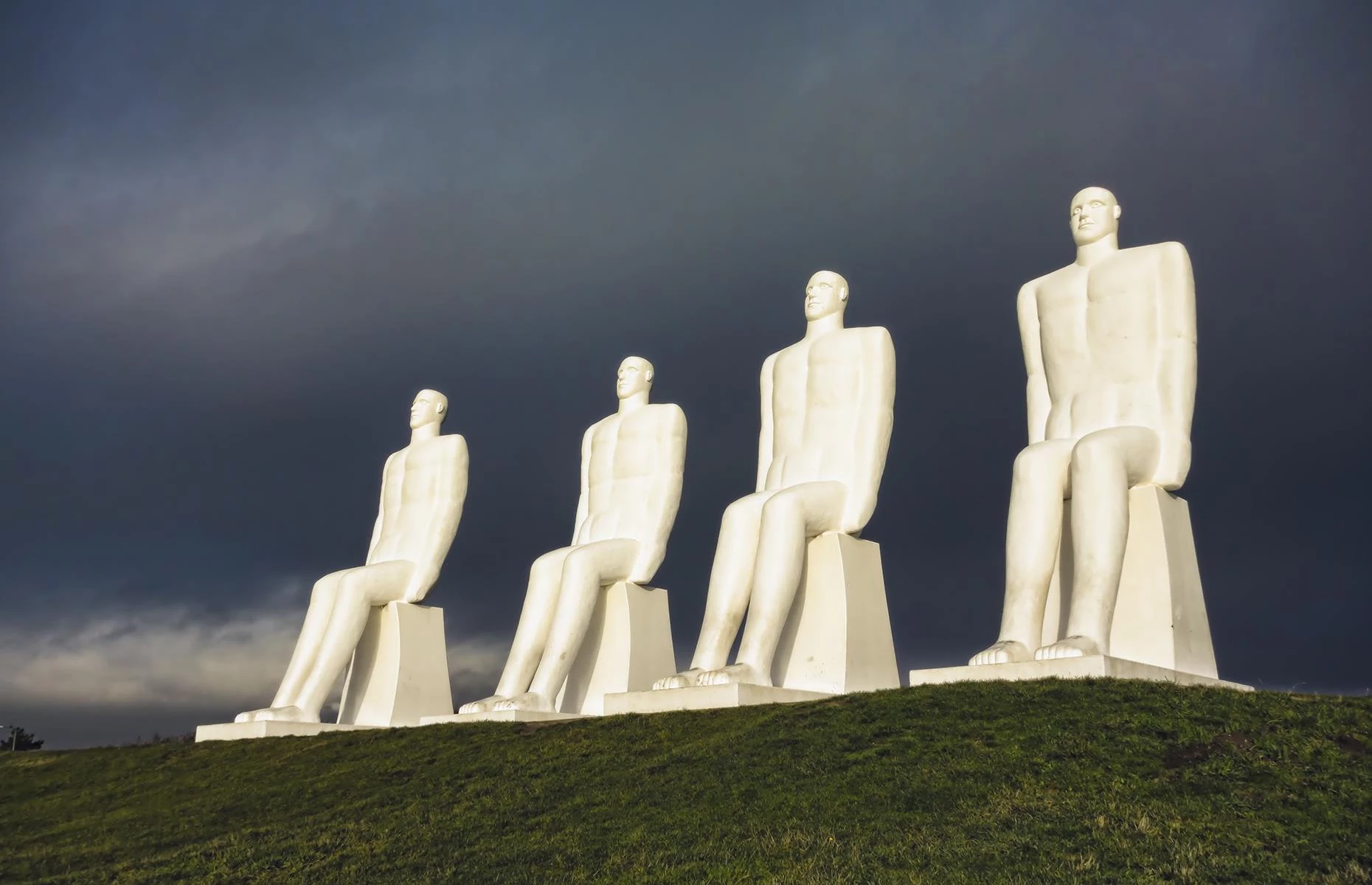 Man Meets the Sea, Esbjerg, Đan Mạch: Du khách đến thành phố Esbjerg bằng đường biển sẽ được chào đón bởi 4 bức tượng hoành tráng cao 8,2 m được chế tác bằng bê tông trắng mang tên Man Meets the Sea. Tác phẩm được công bố vào năm 1995, kỷ niệm 100 năm Esbjerg là đô thị độc lập. Ảnh: Frank Bach.