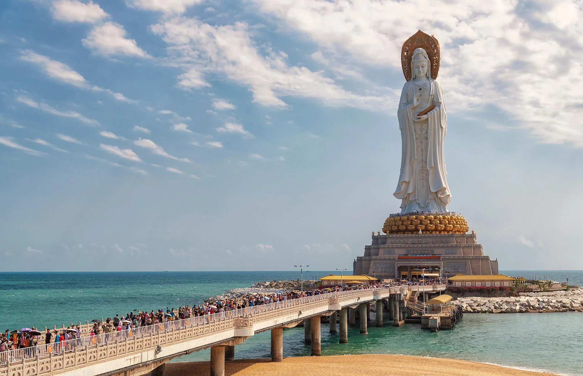 Guanyin of Nanshan, Tam Á, đảo Hải Nam, Trung Quốc: Tượng Phật Bà Quan Âm 108 m cao nhất thế giới có 3 mặt, một hướng vào đất liền và 2 mặt còn lại nhìn ra Biển Đông. Bức tượng mất 6 năm để xây dựng và được tôn trí vào năm 2005, với sự tham gia của 108 nhà sư và các tín đồ hành hương. Ảnh: Pisit Rapitpunt.
