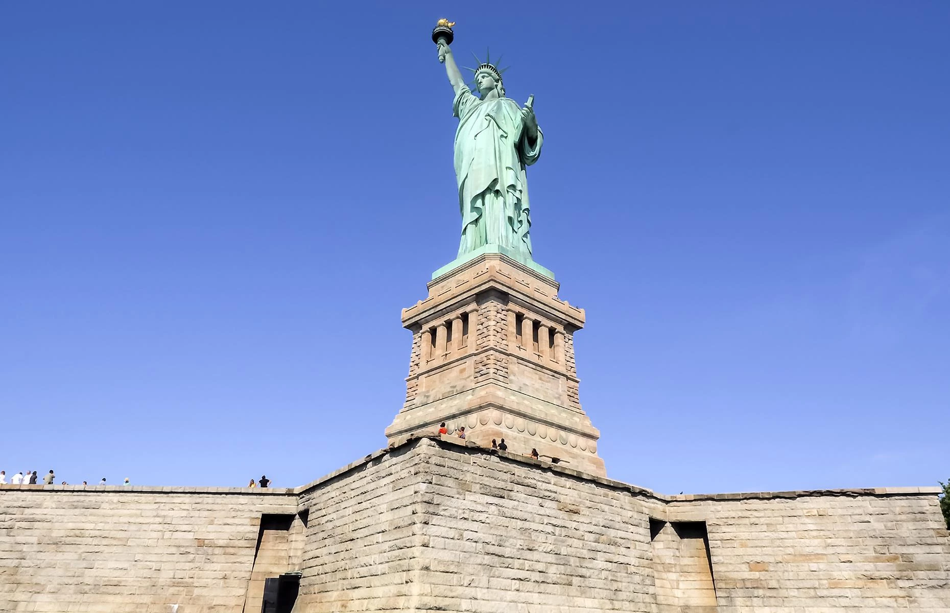 Tượng Nữ thần Tự do, New York, Mỹ: Là biểu tượng của thành phố New York, tượng Nữ thần Tự do đã chào đón du khách kể từ năm 1886. Tác phẩm là quà tặng của Pháp cho người dân Mỹ. Mặc dù bức tượng chỉ cao 47 m, công trình có phần bệ tượng cao hơn 90 m. Do đó, tượng Nữ thần Tự do cũng nằm trong top đầu những bức tượng cao nhất thế giới. Ảnh: R Scapinello.
