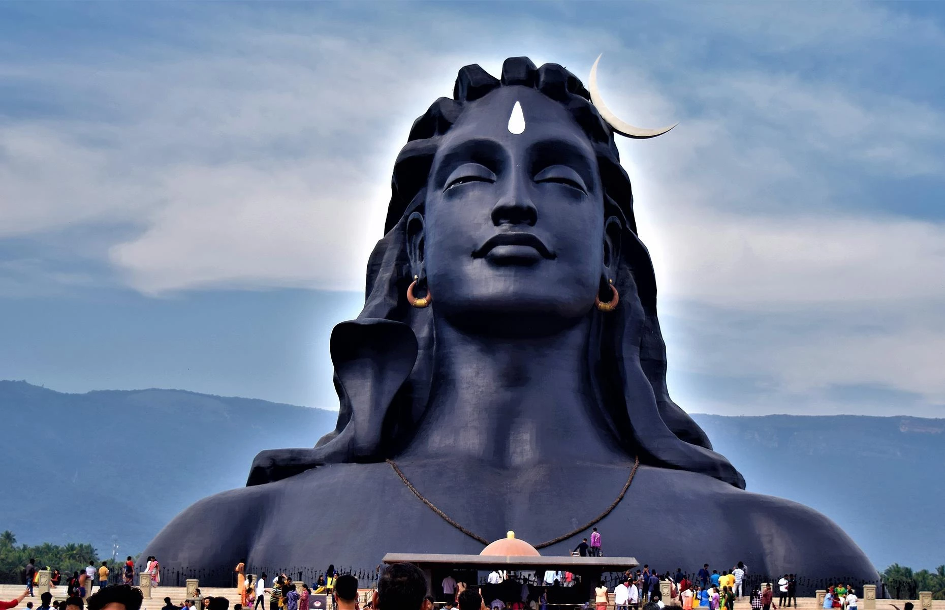 Adiyogi Shiva, Booluvampatti, Ấn Độ: Bức tượng vị thần Hindu Shiva cao 34 m đã được tổ chức Kỷ lục Guinness thế giới công nhận là tác phẩm điêu khắc tượng bán thân lớn nhất thế giới. Nằm ở bang Tamil Nadu của Ấn Độ, tác phẩm nhằm mục đích truyền cảm hứng và thúc đẩy môn yoga. Tên gọi bức tượng Adiyogi có nghĩa là yogi đầu tiên, bởi vì Shiva được biết đến là người khởi xướng yoga. Ảnh: Creativecouplestudio.