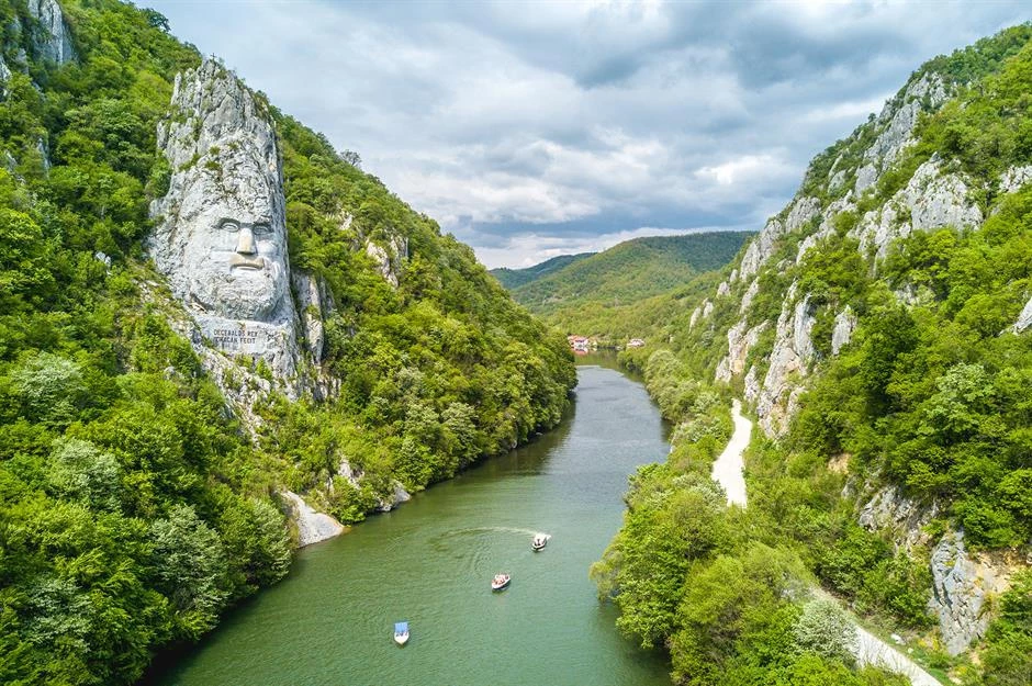 Tác phẩm điêu khắc đá Decebalus, Orsova, Romania: Decebalus có vị trí tại khu vực sông Danube ở biên giới giữa Romania và Serbia. Bức tượng khắc họa chân dung vị vua cuối cùng của người Dacia này là tác phẩm điêu khắc đá lớn nhất ở châu Âu. Cao 55 m và rộng 25 m, tác phẩm lớn hơn cả tượng Nữ thần Tự do (New York, Mỹ) và Chúa Cứu thế (Rio de Janeiro, Brazil). Ảnh: Calin Stan.