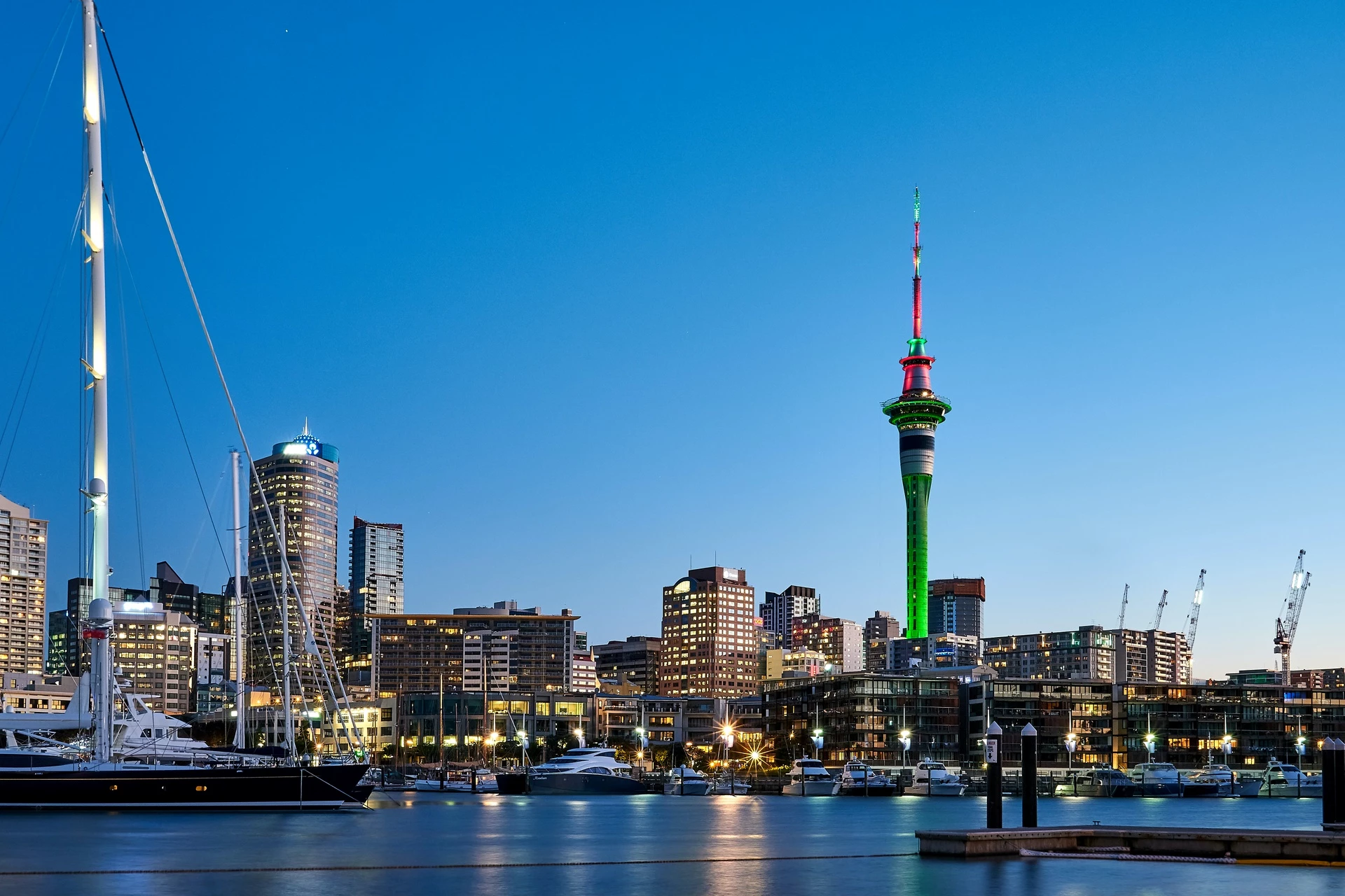 1. Auckland, New Zealand: Cuộc khảo sát của Economist Intelligence Unit (cơ quan nghiên cứu kinh tế toàn cầu - EIU) năm 2021 đã đánh giá Auckland là thành phố đáng sống nhất thế giới. Đứng đầu bảng xếp hạng, thành phố ở New Zealand là nơi đẩy lùi đại dịch Covid-19 một cách nhanh chóng, các lệnh phong tỏa, hạn chế đi lại sớm được dỡ bỏ ở thành phố này.