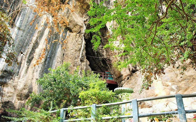 Thạch Động thôn vân là danh thắng ở thành phố Hà Tiên, tỉnh Kiên Giang. Trong truyền thuyết, đây là nơi Thạch Sanh đã bắn hạ chim đại bàng để cứu công chúa Quỳnh Nga. Ngày nay, Thạch Động thôn vân là một danh thắng rất thu hút khách du lịch.