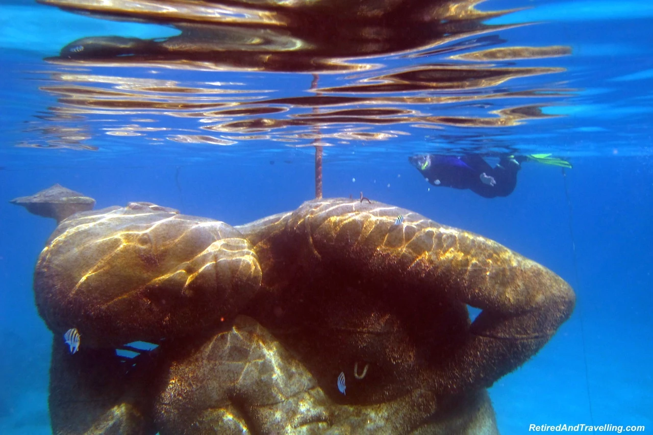 Ocean Atlas, Nassau, Bahamas: Nằm ở ngoài khơi bờ biển Nassau của Bahamas, Ocean Atlas là tác phẩm điêu khắc dưới nước lớn nhất thế giới. Tác giả của bức tượng là nghệ sĩ, thợ lặn và nhà tự nhiên học Jason deCaires Taylor. Bức tượng có chiều cao khoảng 5,49 m, nặng 60 tấn, được làm từ xi măng pH trung tính đặc biệt, cho phép các rạn san hô phát triển trên bề mặt. Ảnh: Retired And Travelling.