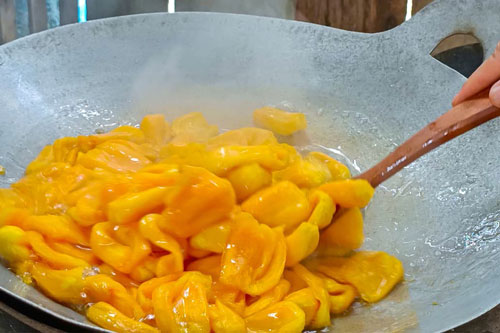 Mùa mít chín rộ mà ăn không hết, học ngay cách làm mứt sấy dẻo cả nhà đều thích, để được cả năm