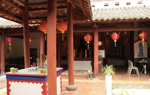 Đình thần Thành Hoàng, nơi thờ tự những danh nhân có công khai khẩn nên vùng đất Hà Tiên ngày nay cũng là một trong những danh thắng nổi bật của Hà Tiên. Công trình này đã được UBND tỉnh Kiên Giang công nhận là Di tích lịch sử văn hóa cấp tỉnh vào năm 2010.