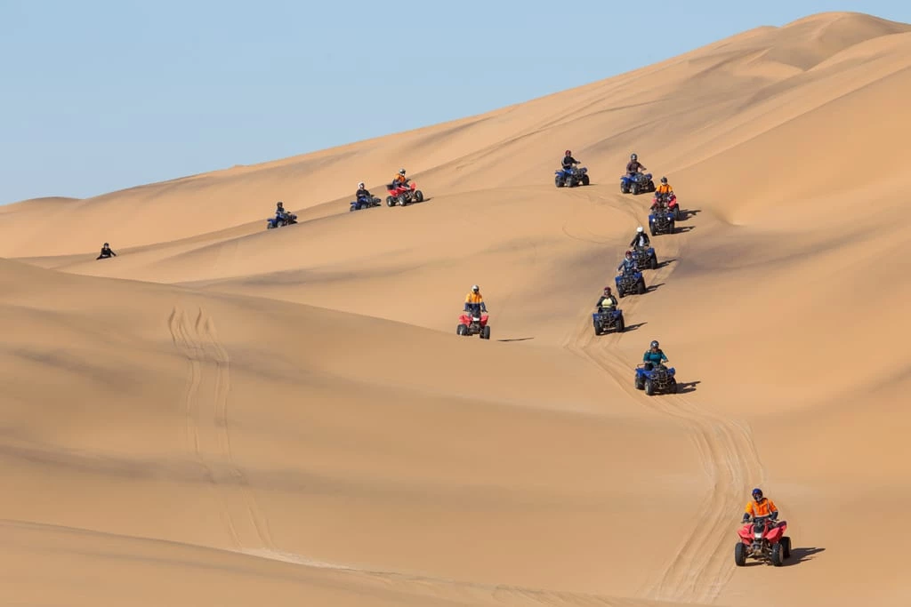 1. Sa mạc Namib, Namibia: Lái xe giữa sa mạc rộng lớn, mênh mông là trải nghiệm không ít người mơ ước được thực hiện một lần trong đời. Đây là một trong những tuyến đường sa mạc thử thách tay lái nhất hành tinh.
