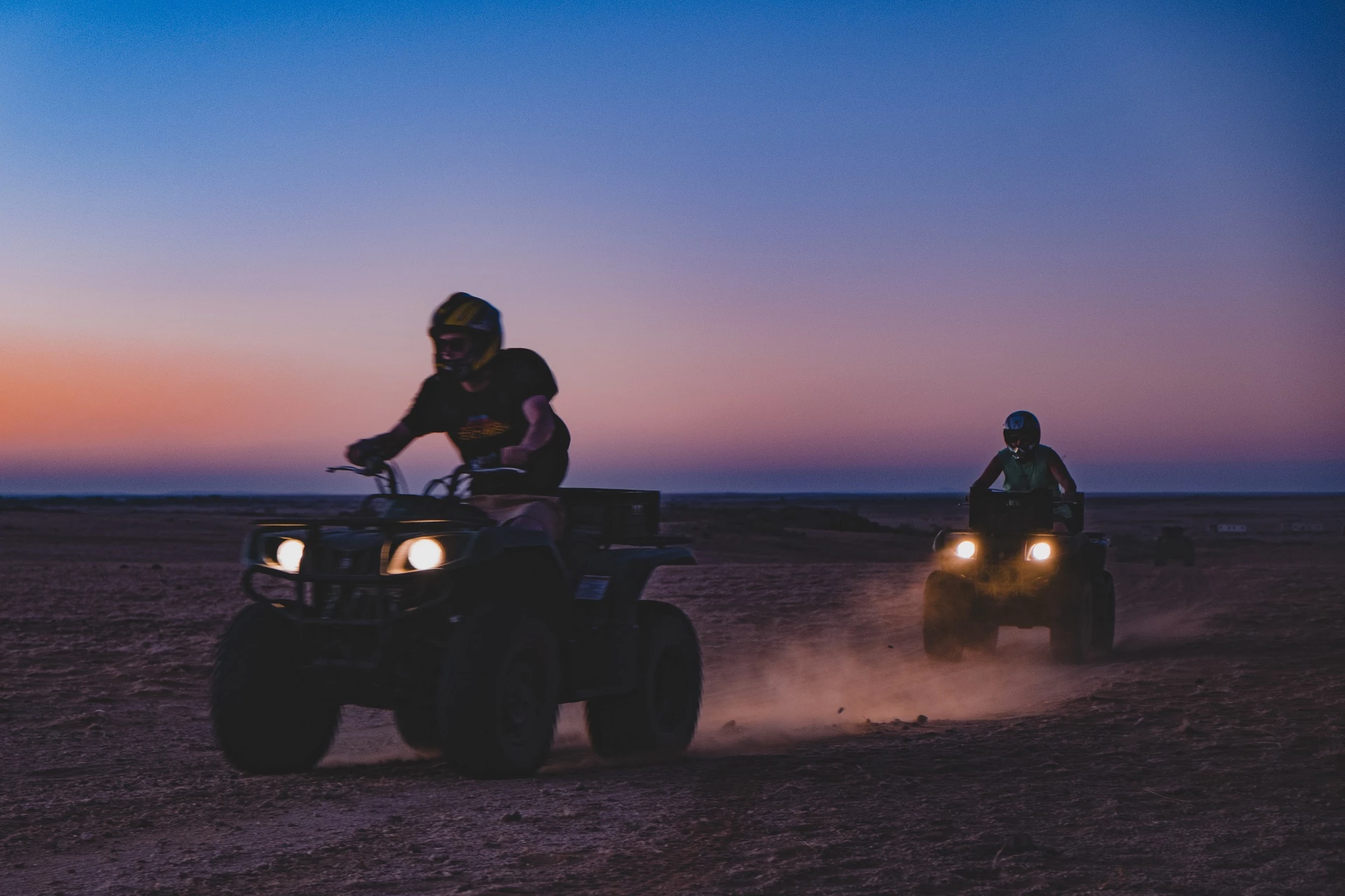 Hành trình gần hết sa mạc ấn tượng này dài 750 km. Chỉ cần tưởng tượng được điều khiển tay lái giữa biển cát mênh mông không thấy chân trời, những người ưa mạo hiểm và yêu thiên nhiên cũng đủ mê đắm vẻ đẹp huyền ảo nơi đây.