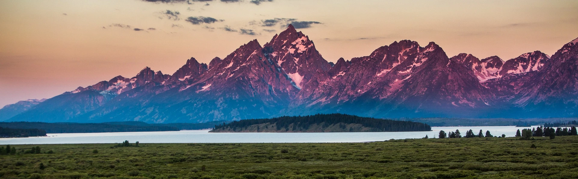 3. Vườn quốc gia Grand Taton đến Yellowstone, Mỹ: Chặng đường quanh hai vườn quốc gia nổi tiếng dài 402 km, thu hút nhiều du khách với siêu núi lửa độc đáo và mạch nước phun bên cạnh những hồ nước cao hoàn toàn nguyên sơ.