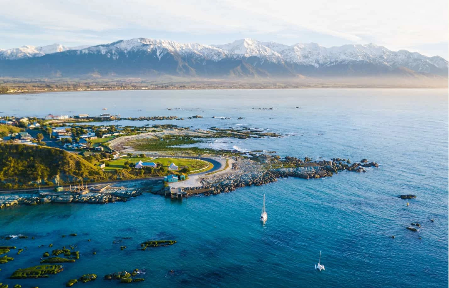 4. Bờ biển Kaikoura, New Zealand: Đường bờ biển Kaikoura tại một trong những đất nước đáng sống nhất thế giới thu hút các tín đồ ưa xê dịch với hành trình tự lái dài hơn 350 km. Thiên nhiên tươi đẹp ở New Zealand đưa bạn đến khám phá nét riêng nơi đây với những nhà máy rượu vang đẳng cấp thế giới, khu bảo tồn động vật hoang dã với nhiều dải núi cao hùng vĩ... Ảnh: Kaikoura.nz.